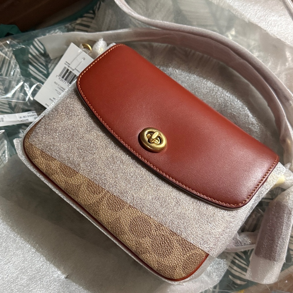 Sold❌‼️Cassie Crossbody Bag 19 In Signature Canvas - Picture 8 of 16